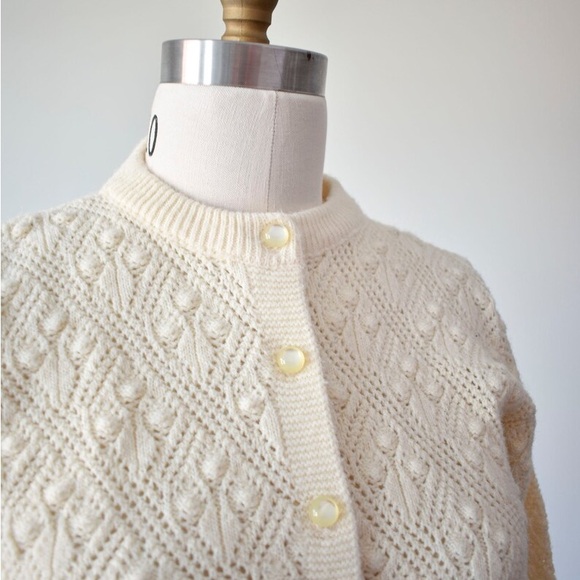 Vintage 1970s Elegant Cream Cable Knit Sweater / Cardigan Small - Picture 4 of 8